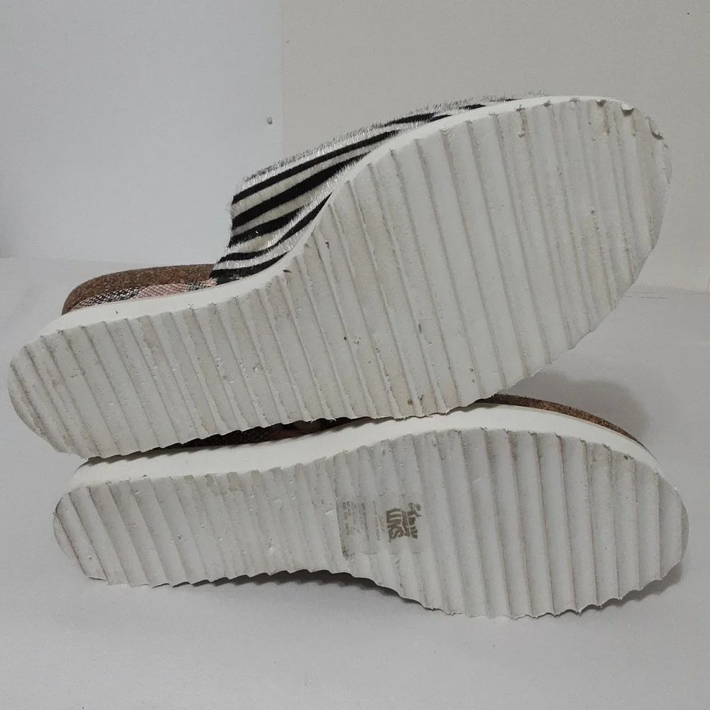 MUKLUKS Zebra Black and White Print‎ Pitch Duet Wedge Sandal